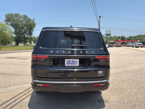 Used 2024 Jeep Wagoneer L Series II w/ Flexible Seating Group RWD image 9