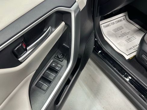 Used 2025 Toyota RAV4 XLE image 9