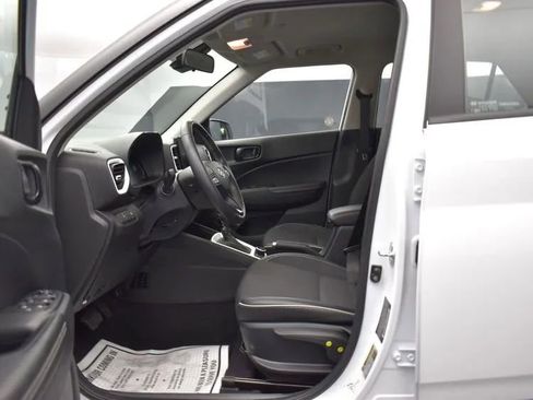 Used 2024 Hyundai Venue Limited image 15