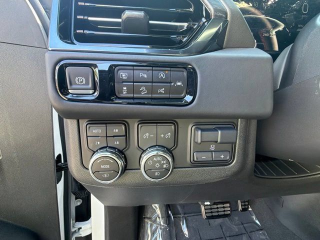 Used 2025 GMC Yukon XL AT4 Ultimate w/ LPO, AT4 Appearance Package AWD/4WD image 13