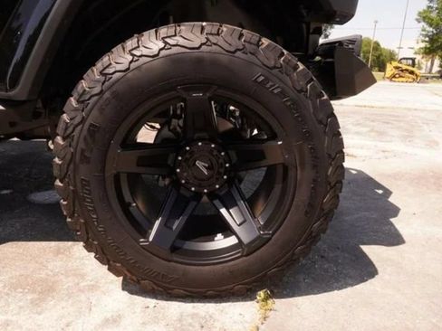 Used 2025 Jeep Wrangler Unlimited Sahara AWD/4WD image 11
