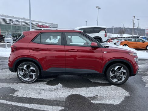 Used 2022 Hyundai Venue SEL image 3