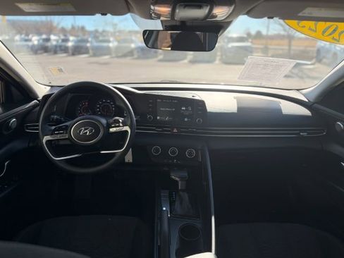 Used 2023 Hyundai Elantra SE w/ Winter Weather Package image 17