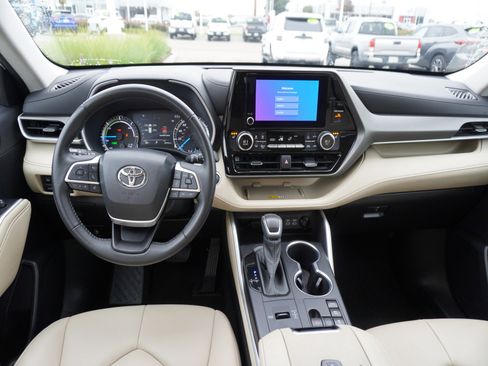Used 2023 Toyota Highlander XLE image 2