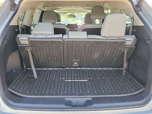 Used 2024 Toyota Highlander XLE AWD/4WD image 8