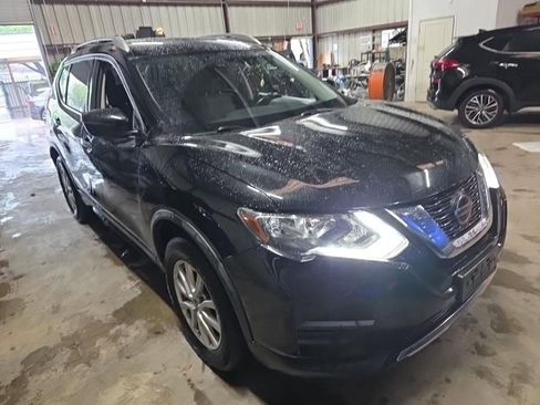 Used 2020 Nissan Rogue SV image 2