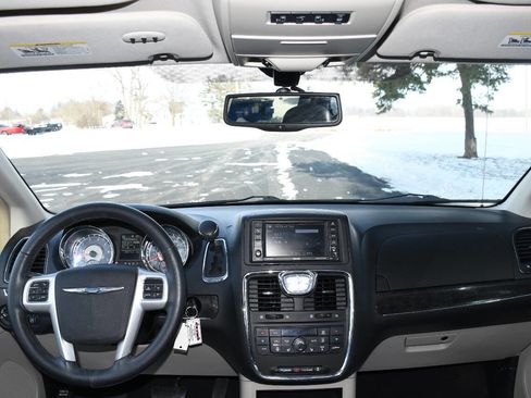 Used 2014 Chrysler Town & Country Touring-L w/ Driver Convenience Group image 34