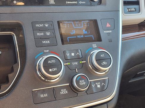 Used 2018 Toyota Sienna Limited Premium w/ Carpet Mat Package image 10