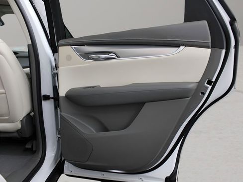 Used 2017 Cadillac XT5 Luxury image 28