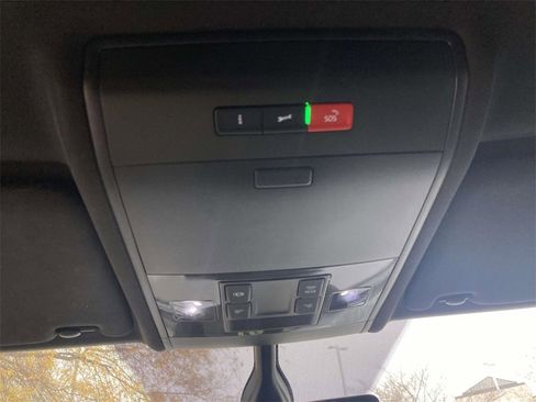 Used 2021 Volkswagen Atlas Cross Sport SE image 17