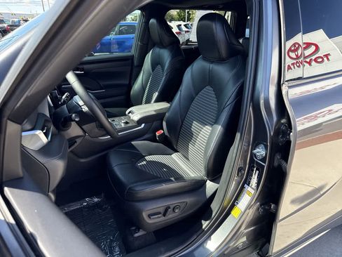 Used 2021 Toyota Highlander XSE AWD/4WD image 11