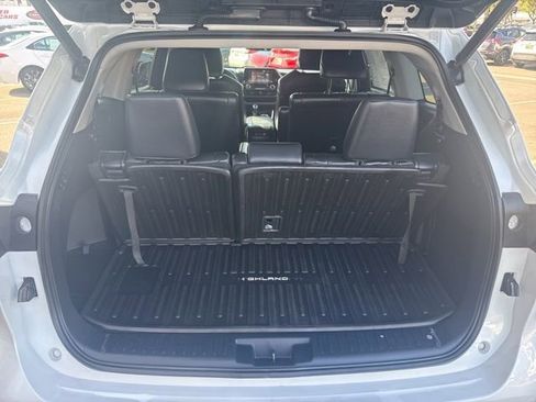 Used 2022 Toyota Highlander XLE FWD image 30