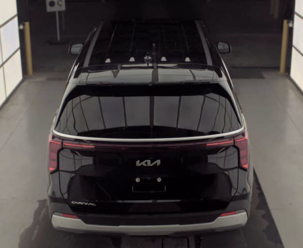 Used 2025 Kia Carnival FWD image 18