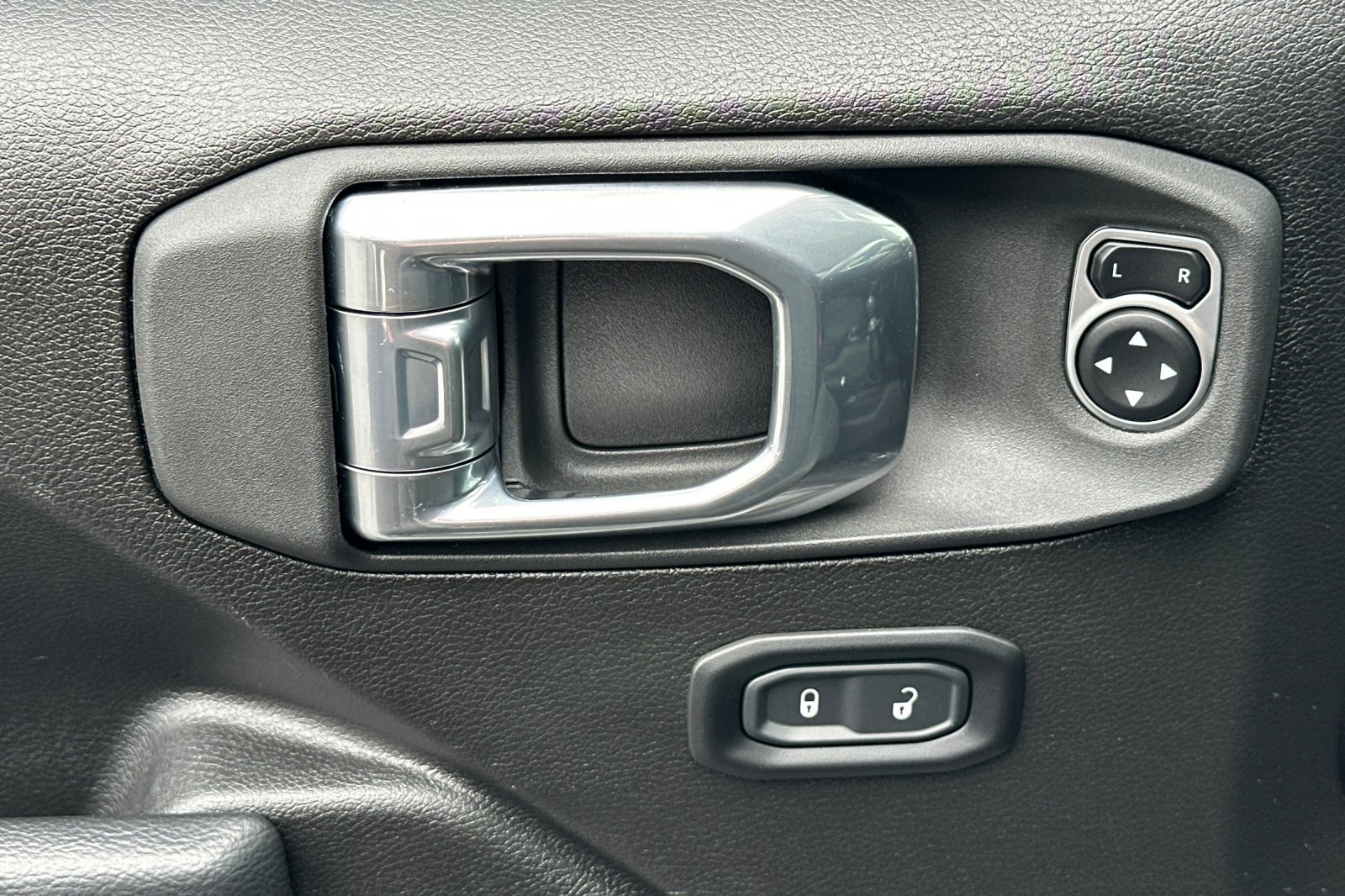 Used 2025 Jeep Gladiator Sport AWD/4WD image 14