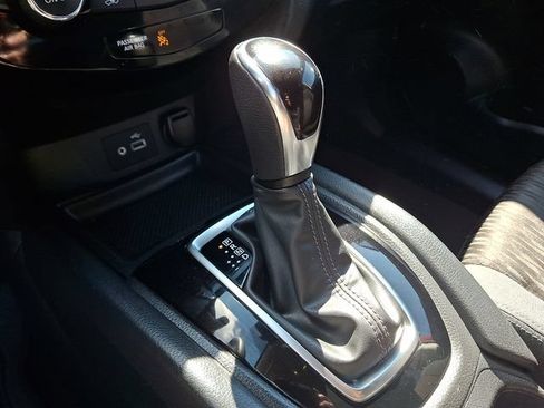 Used 2019 Nissan Rogue SV AWD/4WD image 15