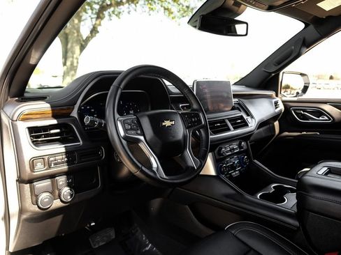 Used 2023 Chevrolet Suburban Premier image 2