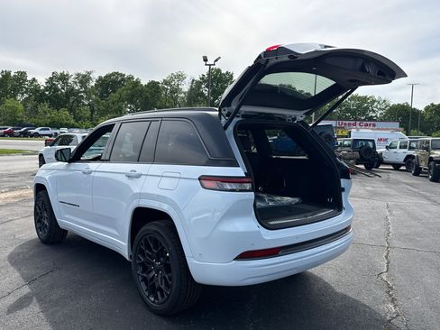 New 2026 Jeep Grand Cherokee Summit AWD/4WD image 17