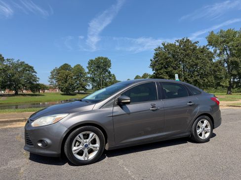 Used 2014 Ford Focus SE FWD image 1