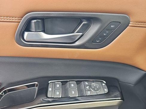 Used 2025 Nissan Pathfinder Platinum image 40