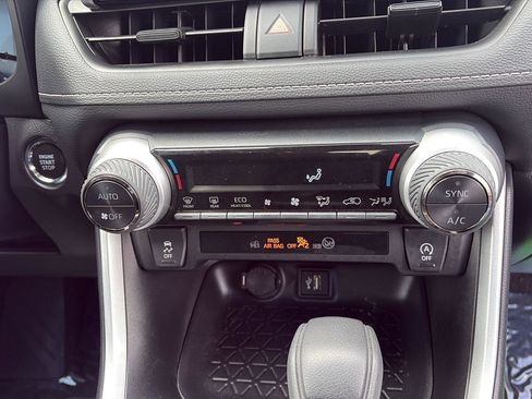 Used 2025 Toyota RAV4 XLE AWD/4WD image 19