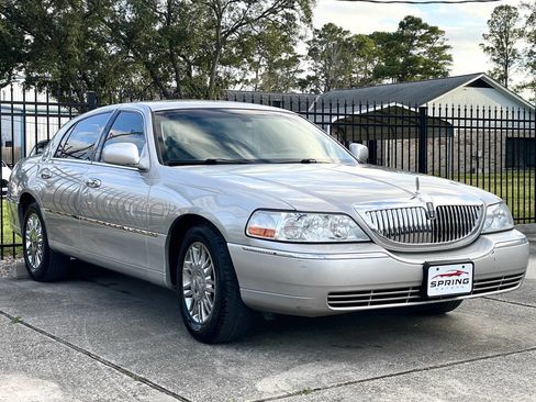 Used 2006 Lincoln Town Car Signature Limited image 3