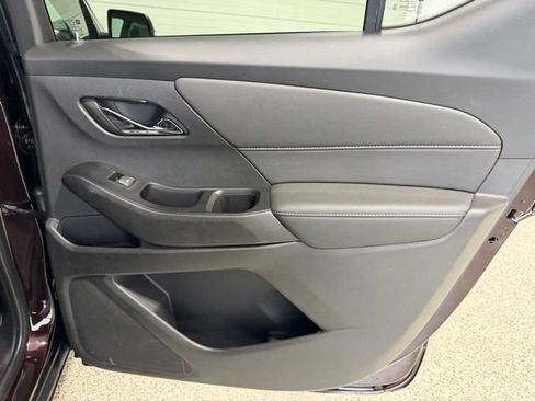 Used 2023 Chevrolet Traverse LT FWD image 23