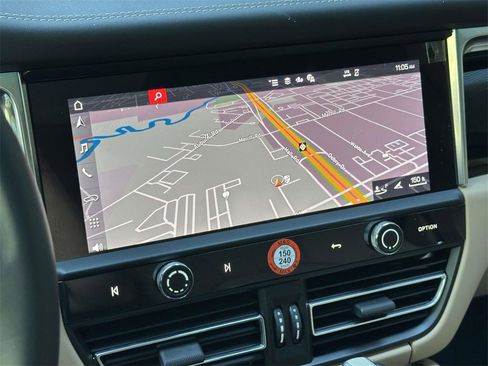 Used 2025 Porsche Macan image 26