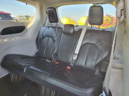 Used 2022 Chrysler Pacifica Touring-L image 10