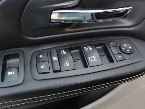 Used 2017 Dodge Grand Caravan SXT image 12