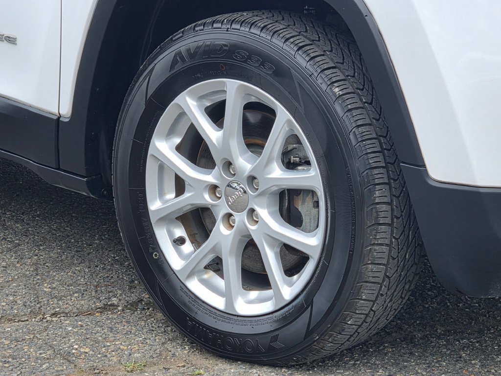 Used 2018 Jeep Cherokee Latitude w/ Safety Group AWD/4WD image 11