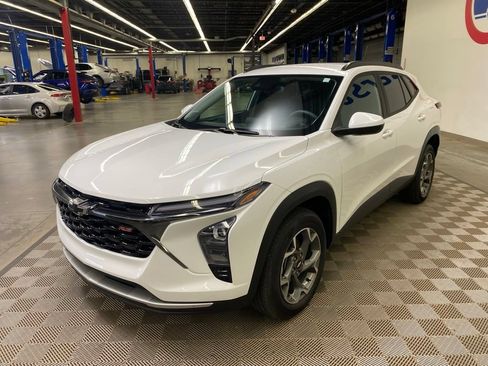 Used 2025 Chevrolet Trax LT FWD image 4