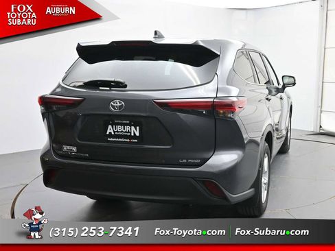 Used 2024 Toyota Highlander LE AWD/4WD image 4