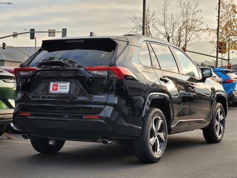 New 2025 Toyota RAV4 SE image 4