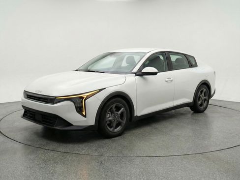 Used 2025 Kia K4 LXS image 3