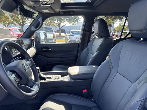 Used 2025 Lexus GX 550 image 13