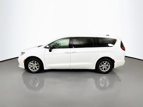 Used 2024 Chrysler Pacifica Touring-L FWD image 4