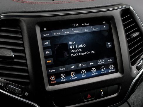 Used 2022 Jeep Cherokee Trailhawk image 6