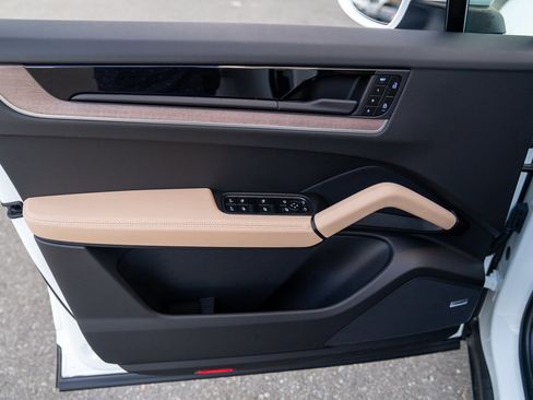 Certified 2025 Porsche Cayenne Coupe AWD/4WD image 10