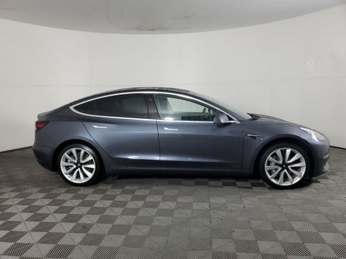 Used 2019 Tesla Model 3 Standard Range Plus image 3
