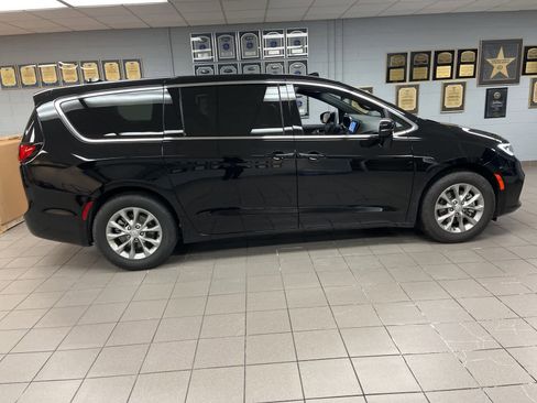Used 2026 Chrysler Pacifica Limited image 16