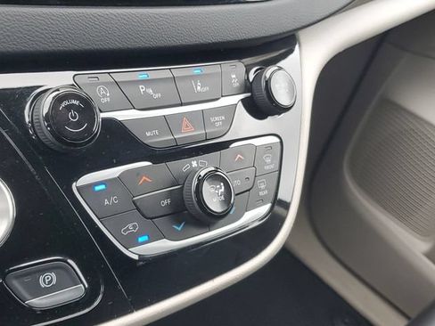 Used 2023 Chrysler Pacifica Touring-L FWD image 28