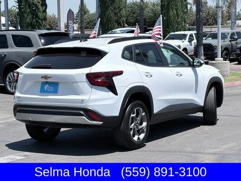 Used 2025 Chevrolet Trax LT FWD image 5