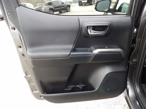 Used 2018 Toyota Tacoma TRD Sport image 29