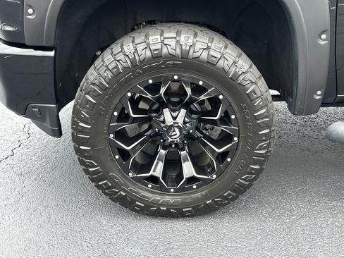 Used 2022 Chevrolet Silverado 2500 Custom w/ Custom Value Package AWD/4WD image 11