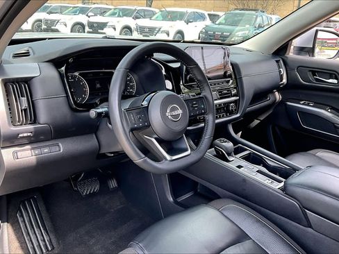 Used 2023 Nissan Pathfinder SL image 16