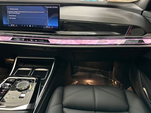 Used 2025 BMW 740i w/ Premium Package image 30