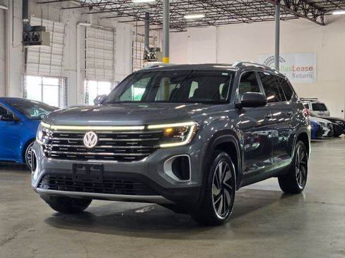 Used 2024 Volkswagen Atlas SEL AWD/4WD image 3