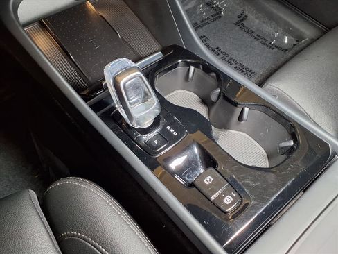 Used 2025 Volvo XC40 B5 Plus image 6