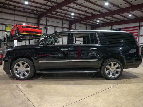 Used 2018 Cadillac Escalade ESV Luxury image 4