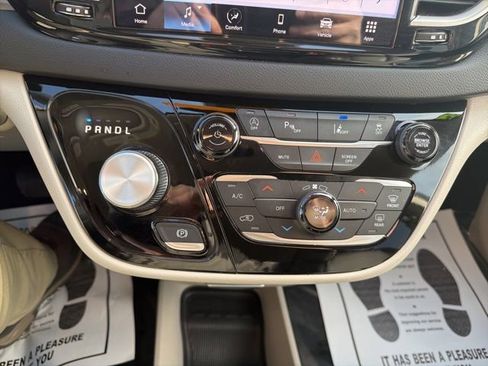 Used 2023 Chrysler Pacifica Touring-L image 22